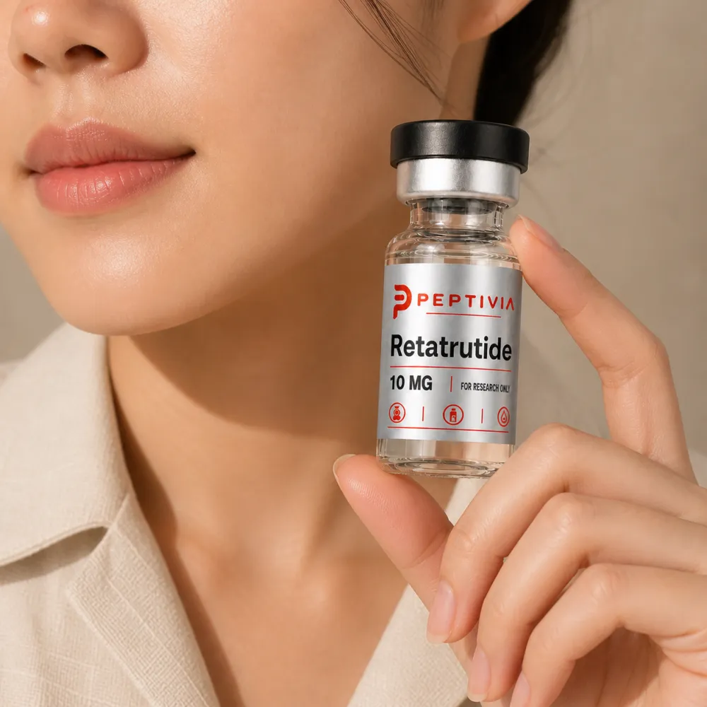 Vial Peptivia Retatrutide dipegang di dekat wajah, label perak dengan wordmark merah